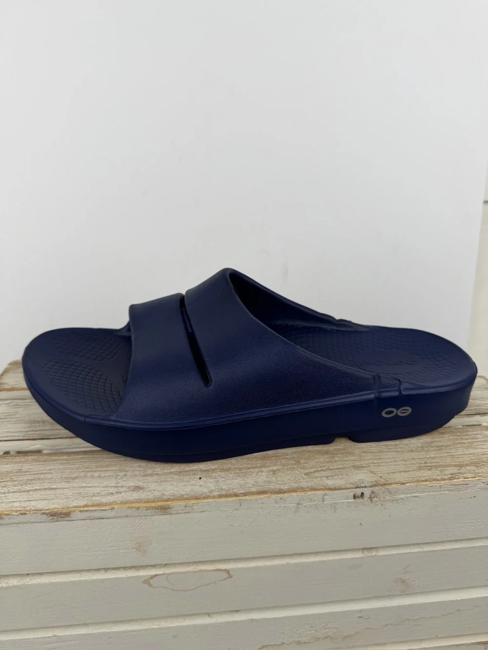 OOFOS Recovery slides in navy impact-absorbing foam technology unisex W11 M9